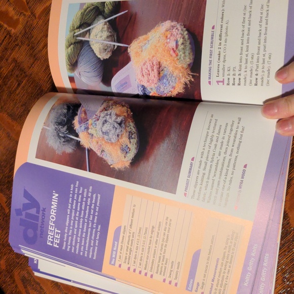 NWT! Set of 2 Knitting Books by Vickie Howell host of DIY's Knitty Gritty - Picture 10 of 11